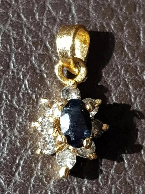 Pingente dourado com pedra azul e strass – photo 2